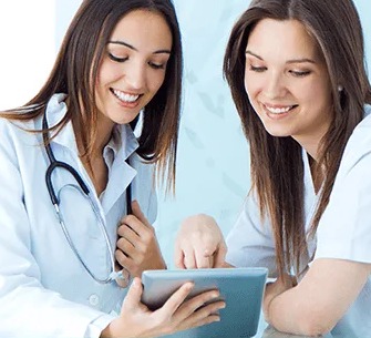 Equipe técnica em ambiente hospitalar